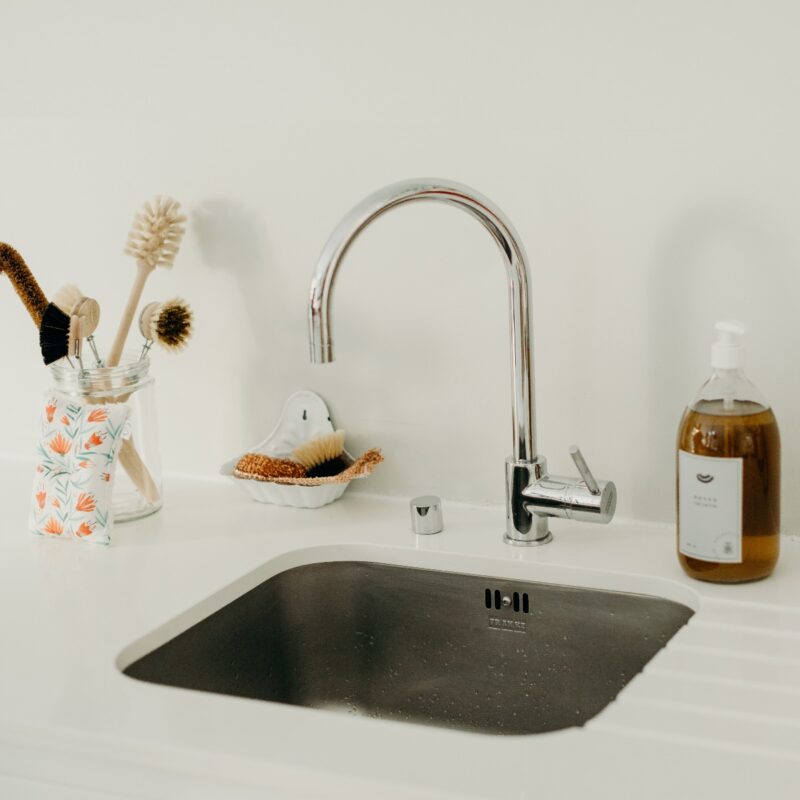 ambiance-buanderie-evier-savon-verveine-brosse-goupillon-okjo