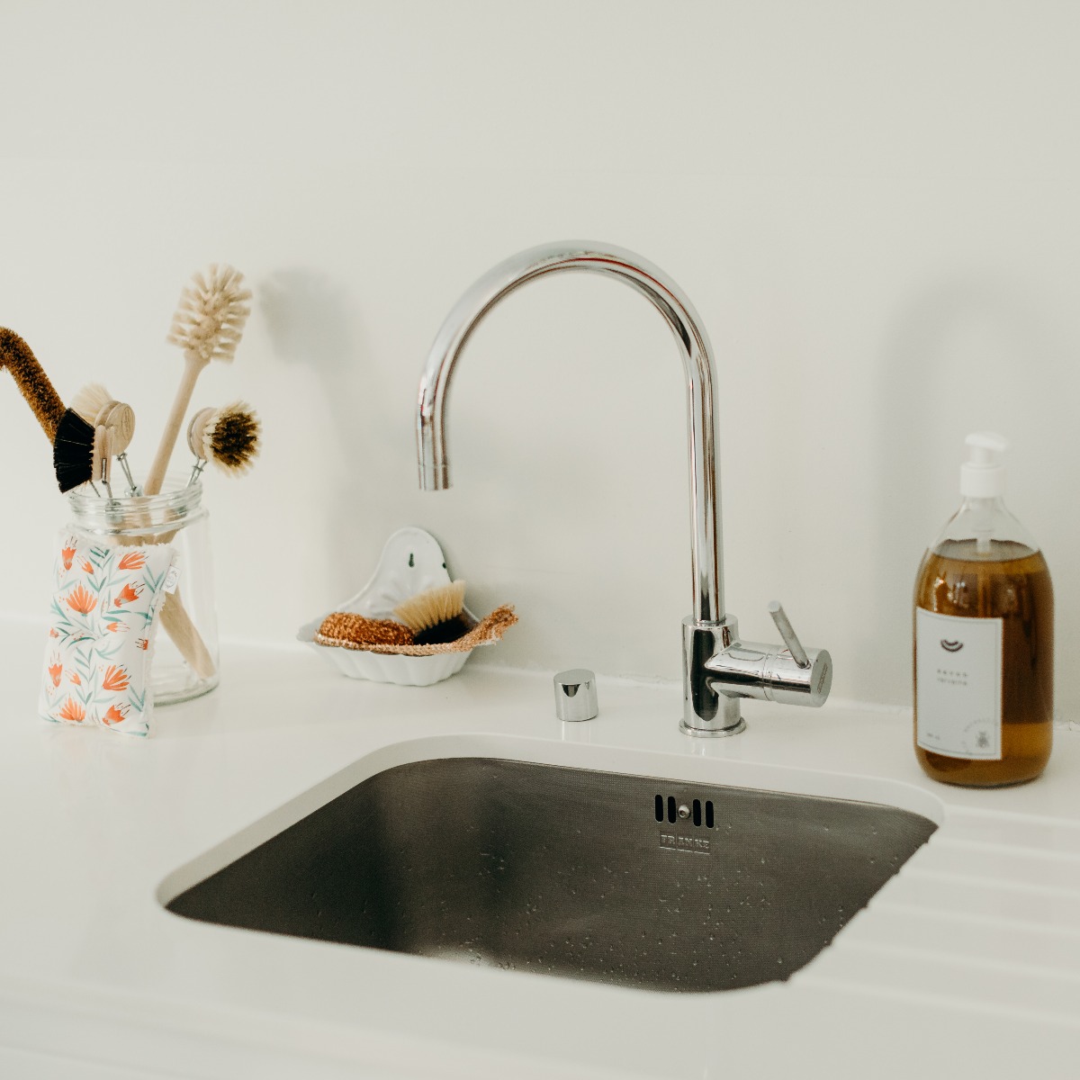 ambiance-buanderie-evier-savon-verveine-brosse-goupillon-okjo