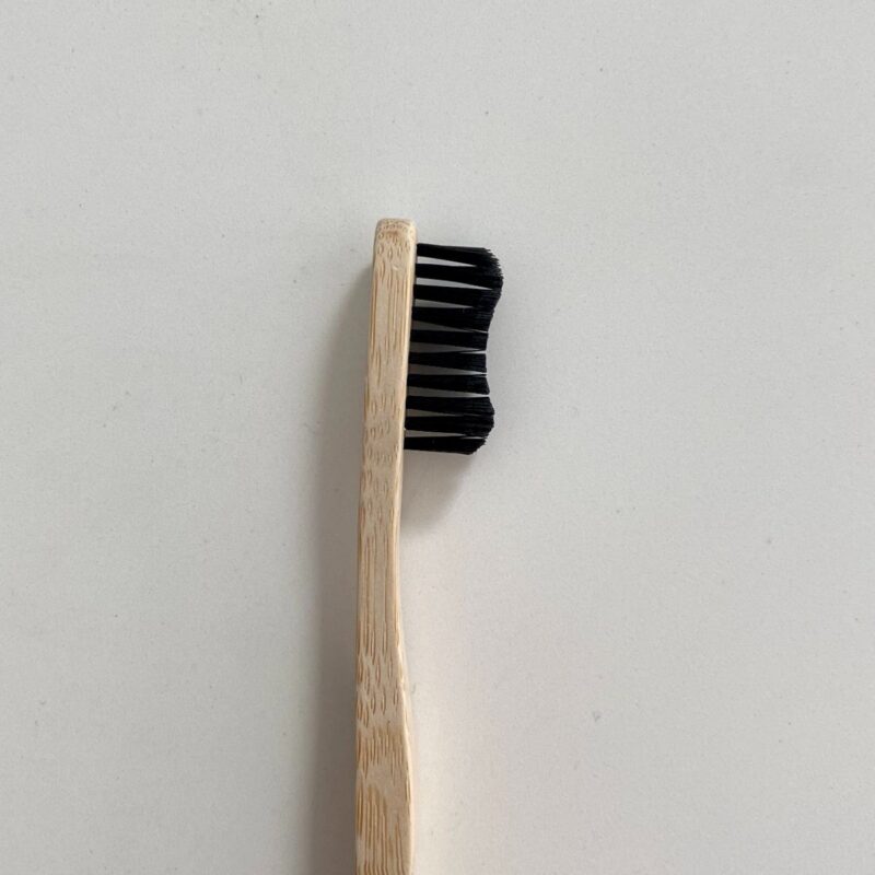 Brosse à dents infusée au charbon
