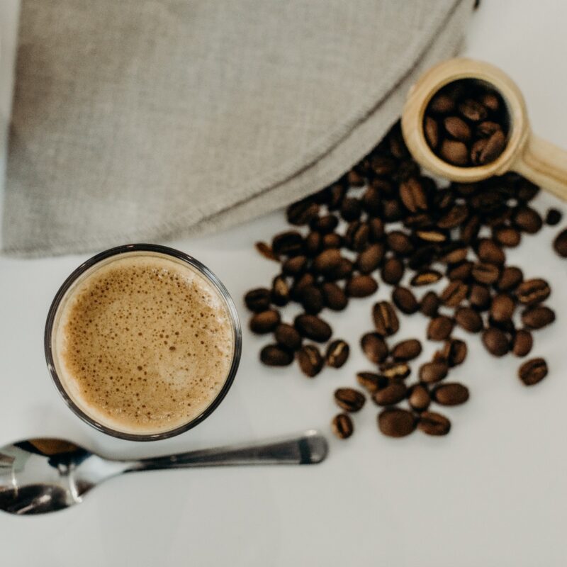 cafe-doseur-espresso-filtre-en-lin-croissants-dessus-okjo