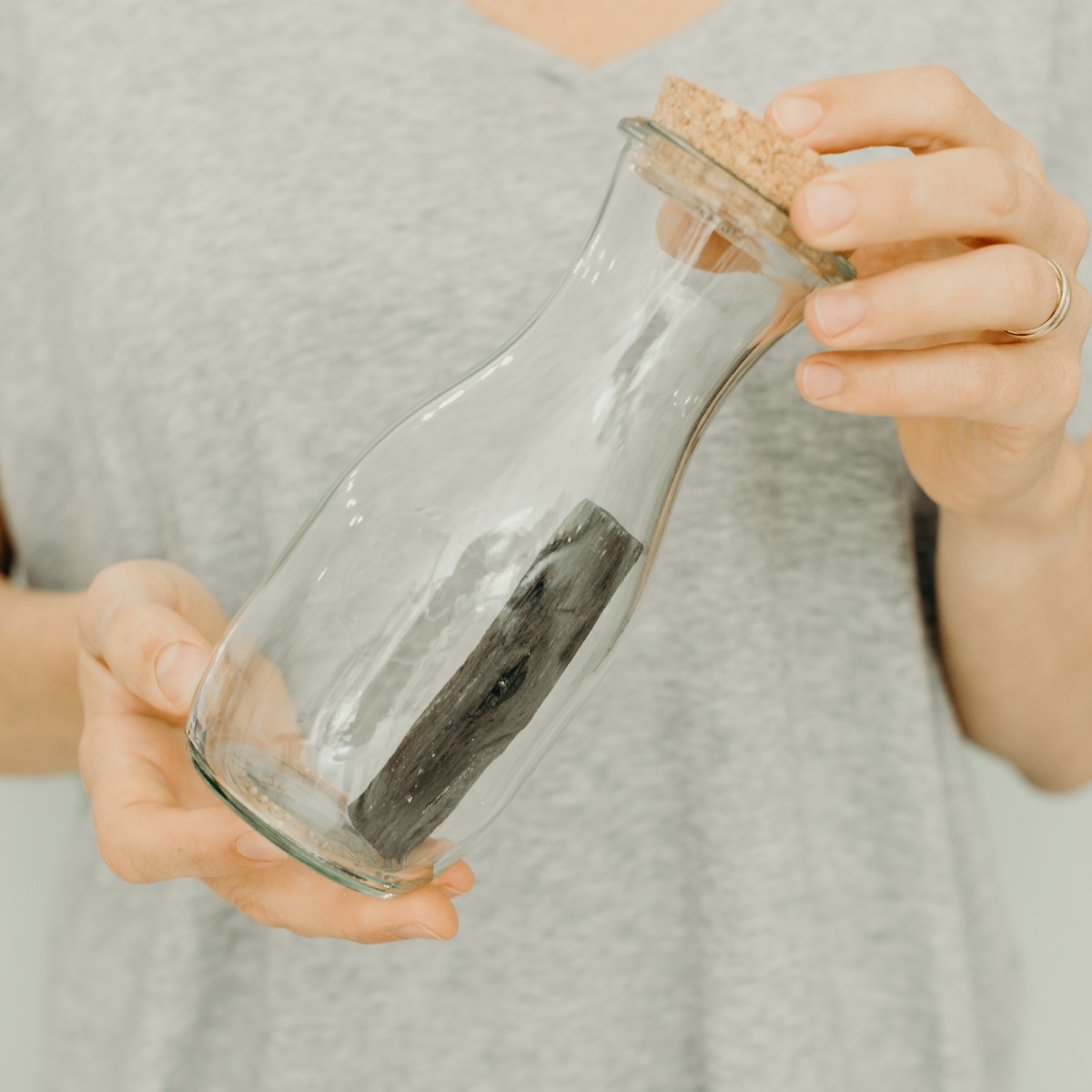 charbon-binchotan-carafe-weck-mains-II-okjo