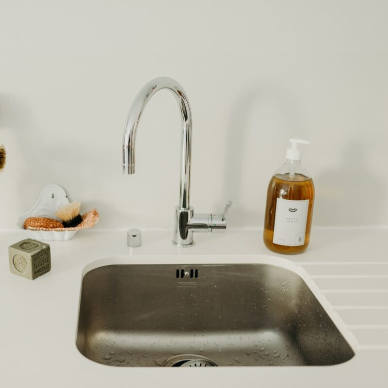 evier-goupillon-savon-verveine-cube-vert-brosses-okjo