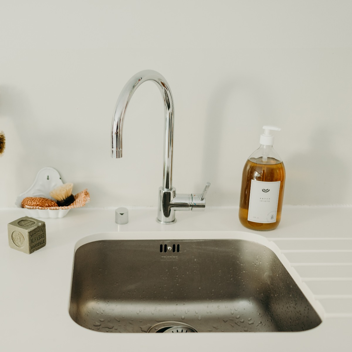 evier-goupillon-savon-verveine-cube-vert-brosses-okjo