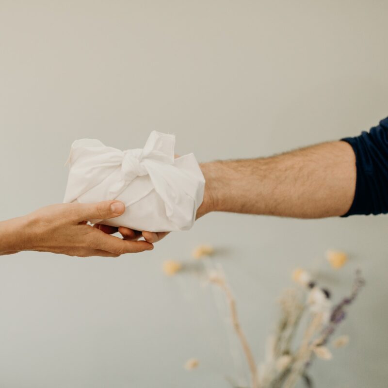 furoshiki-blanc-mains-okjo