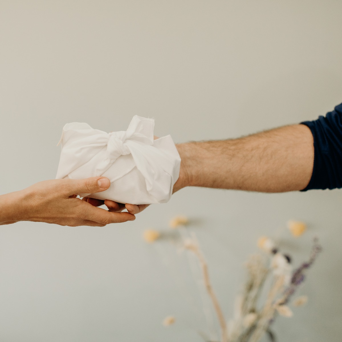 furoshiki-blanc-mains-okjo