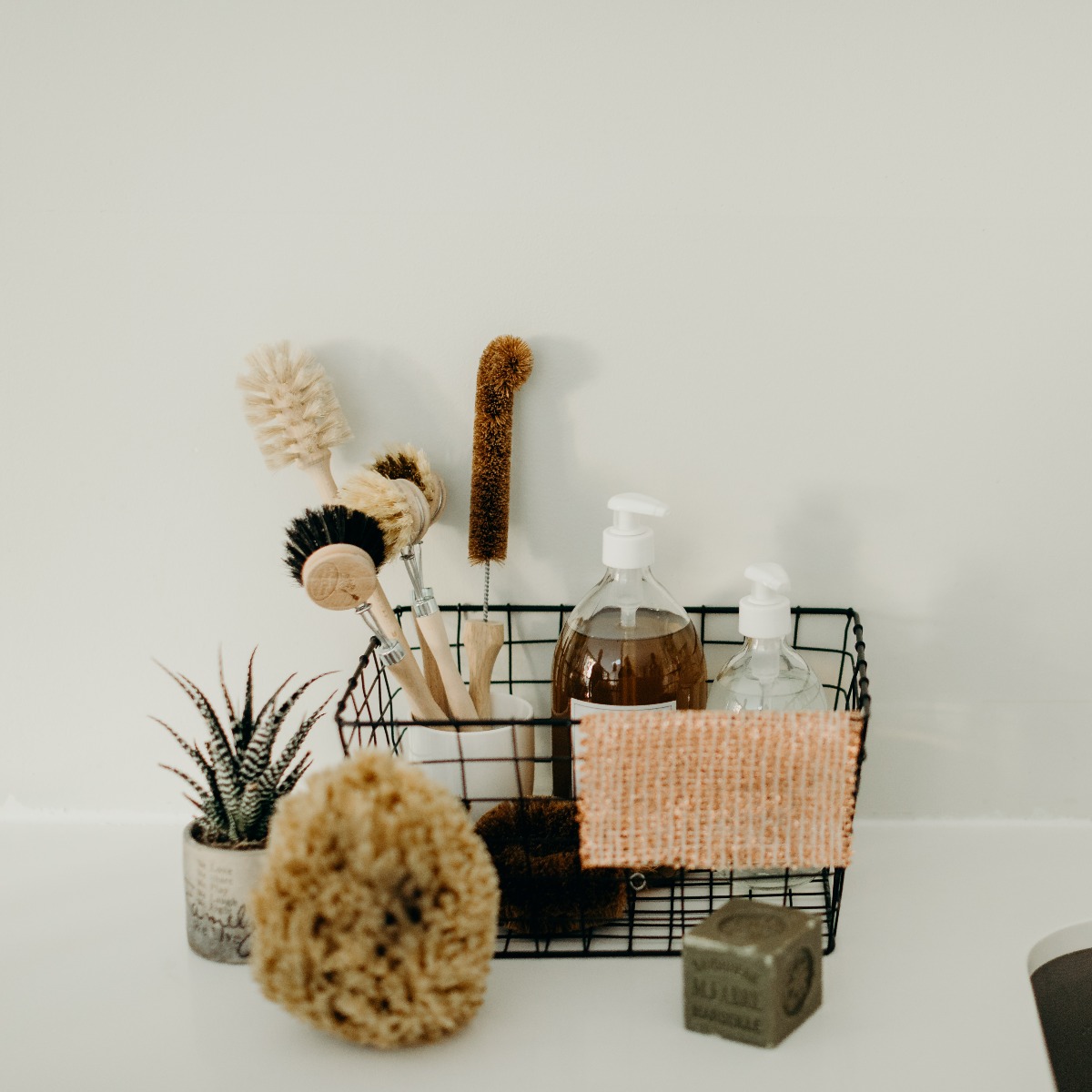 paniere-buanderie-goupillons-brosses-savon-liquide-vaisselle-eponge-cuivre-eponge-naturelle-okjo