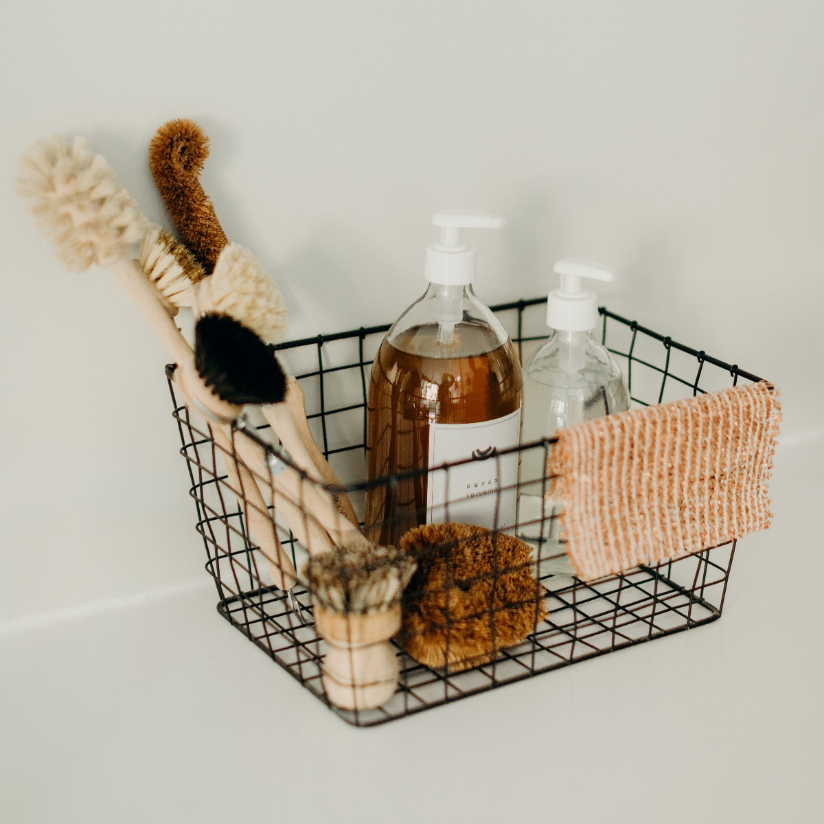 paniere-buanderie-goupillons-brosses-savon-liquide-vaisselle-okjo