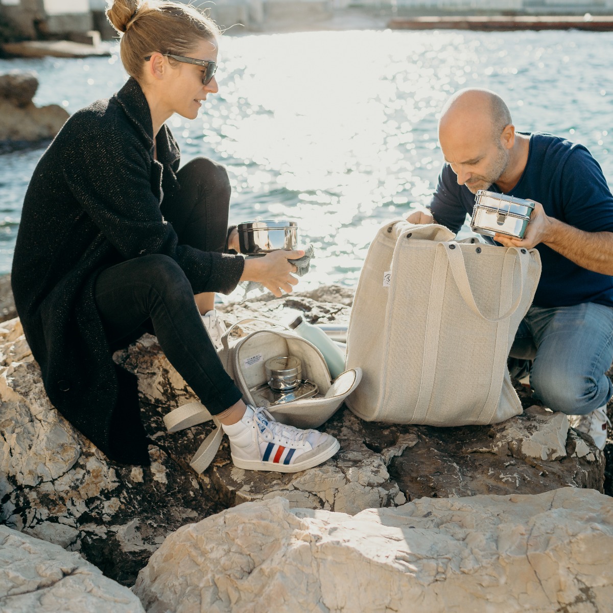 pique-nique-couple-mer-cabas-isotherme-III-okjo