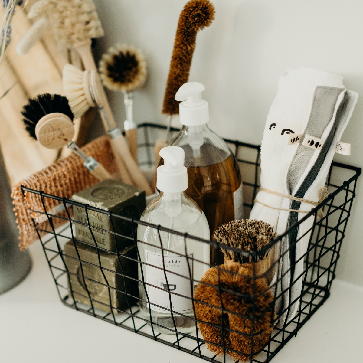 savon-liquide-vaisselle-eponge-cuivre-eponge-naturelle-brosse-coco-essuie-tout-IV-okjo