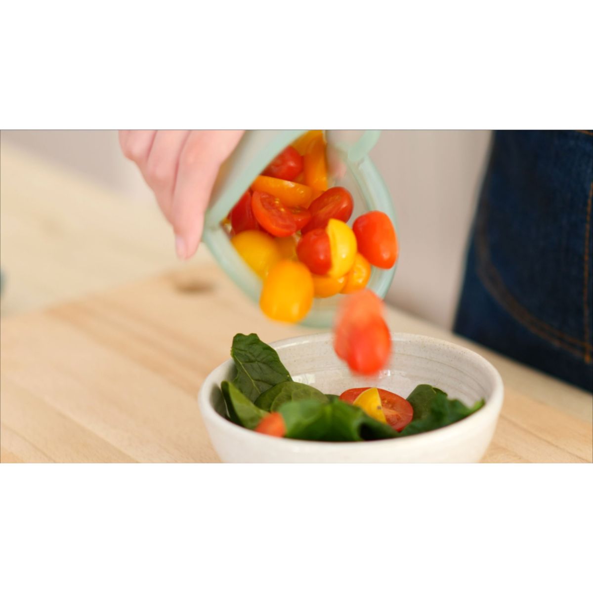 hugger bag_jade solid_lifestyle_kitchen_tomato_019_ – Large