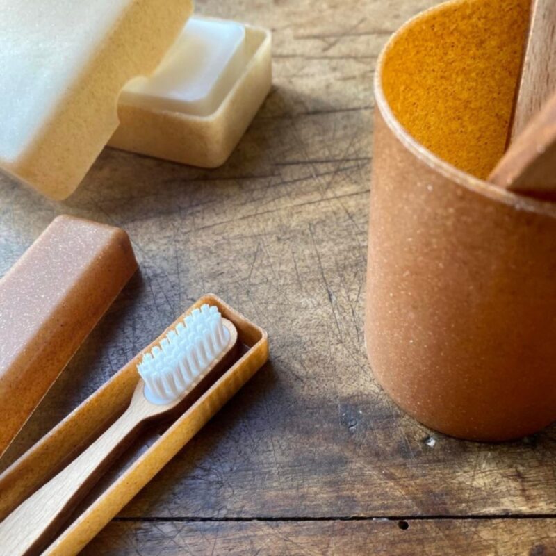 gobelet-verre-a-dents-et-etui-en-epicea-bois-liquide-ouvert